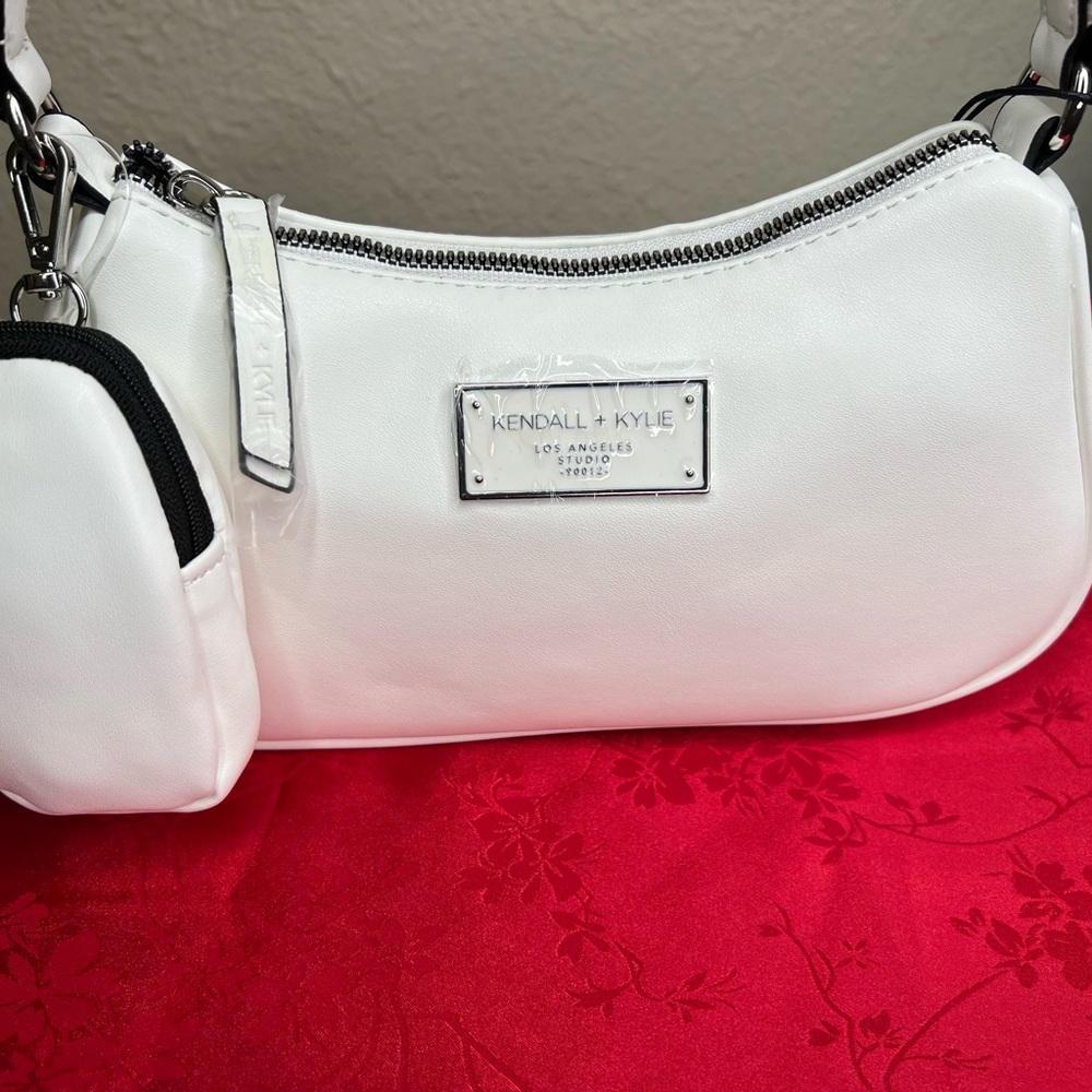 ⚪️ 𝙺𝙴𝙽𝙳𝙰𝙻𝙻 ▪️𝙺𝚈𝙻𝙸𝙴 ⚪️
𝙿𝚛𝚒𝚌𝚎 : $4𝟻✨
𝙲𝙾𝙻𝙾𝚁: 𝚆𝚑𝚒𝚝𝚎 🤍